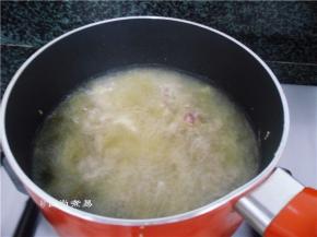 放入烧热的油锅中，炸成焦黄色