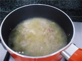 放入烧热的油锅中，炸成焦黄色