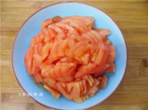 番茄洗净去皮，切成薄片