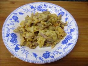 捞起沥干油，再裹上鸡蛋液复炸片刻捞起，复炸后瘦肉变得酥脆而减少油腻感