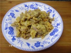 捞起沥干油，再裹上鸡蛋液复炸片刻捞起，复炸后瘦肉变得酥脆而减少油腻感