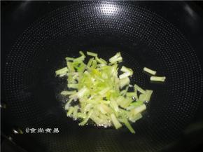 烧热炒锅，倒入油，下芹菜爆香