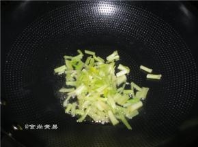烧热炒锅，倒入油，下芹菜爆香