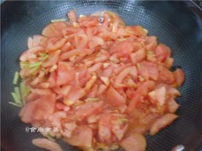 倒入番茄爆炒出沙
