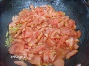 倒入番茄爆炒出沙