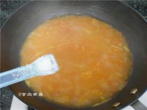 煮至汤汁浓郁，调入盐、鸡粉