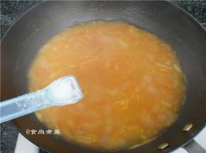 煮至汤汁浓郁，调入盐、鸡粉