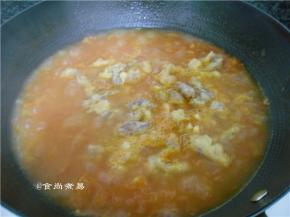 加上炸好的酥肉，搅拌均匀即可