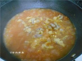 加上炸好的酥肉，搅拌均匀即可