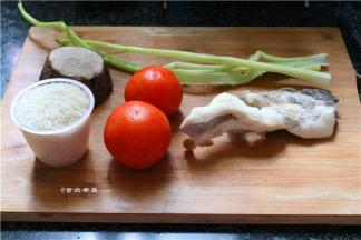 备好食材：大米、番茄、腊肉、芹菜、芋头