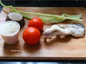 备好食材：大米、番茄、腊肉、芹菜、芋头
