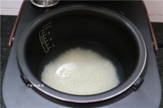 掏干净大米，放入电饭锅内，加上高出大米一厘米左右的清水