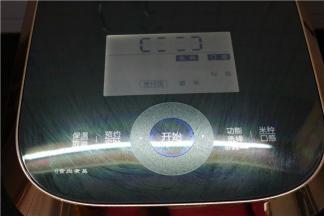 通电，遮上电饭锅盖子，选择煲仔饭功能，电饭锅语音提示，开始工作