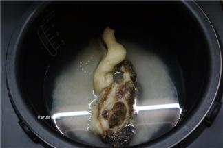 腊肉洗净后放在大米上面，腊肉蒸好后油脂渗入米饭里，米饭看起来油亮润泽，像打过一层蜡似的诱人，裹住米香味不流失