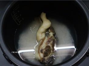 腊肉洗净后放在大米上面，腊肉蒸好后油脂渗入米饭里，米饭看起来油亮润泽，像打过一层蜡似的诱人，裹住米香味不流失