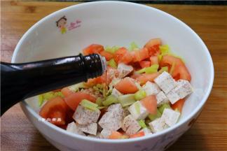 芋头、芹菜、番茄、放入大碗内，调入酱油、蚝油、鸡粉、少许盐、少许油