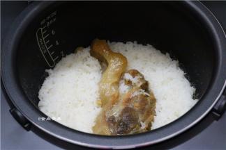 电饭锅内的米饭煮至8成熟时，腊肉基本熟透