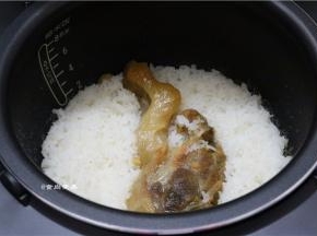 电饭锅内的米饭煮至8成熟时，腊肉基本熟透