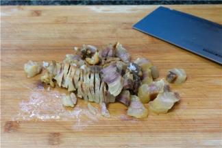 取出腊肉，稍稍放凉、切成薄片