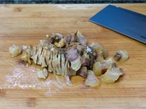 取出腊肉，稍稍放凉、切成薄片