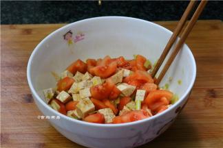 用筷子搅拌均匀，腌制20分钟