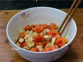 用筷子搅拌均匀，腌制20分钟