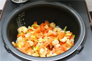 将芋头、番茄、芹菜粒倒在米饭上面
