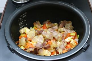 上面再铺一层切好的腊肉，遮上锅盖、继续煮饭