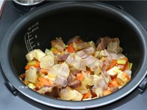 上面再铺一层切好的腊肉，遮上锅盖、继续煮饭