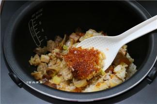 煮至煲仔饭熟透，焖片刻，再用饭勺打散米饭，撒点葱花、即可舀起食用，看见了吗？有香喷喷的锅巴哦