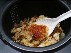 煮至煲仔饭熟透，焖片刻，再用饭勺打散米饭，撒点葱花、即可舀起食用，看见了吗？有香喷喷的锅巴哦