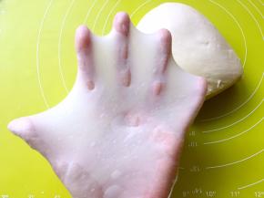 揉均匀的面团切下一小块能撑出薄薄的手套膜