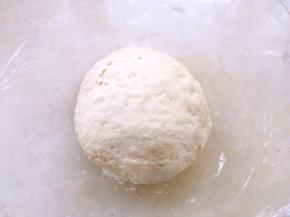 之后揉均匀，盖保鲜膜冰箱冷藏发酵17个小时，我是头一天下午做的，正好第二天上午就可以用啦