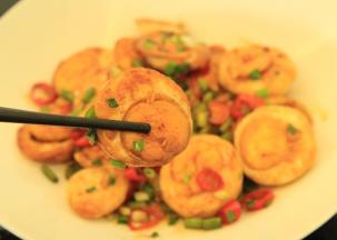 来个特写，焦香四溢，一般辣椒这些配菜我都可以一起吃光光哦，超香的。