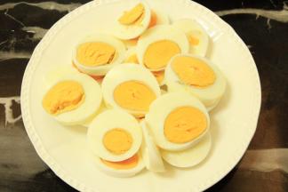 将菜刀在火上加热下切，比较不沾，建议稍微切厚点，型好点不会散