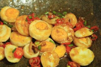 下煎好的鸡蛋片，翻炒均匀，将配料和鸡蛋混合均匀，我一般颠锅，这样鸡蛋不容易散