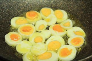 热锅冷油，下鸡蛋片慢慢煎至焦黄