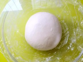 将面团揉均匀，盖保鲜膜室温发酵至两倍大