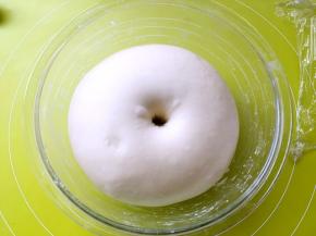 发酵好的面团手指沾点干粉按下去，有个圆圆的洞，有轻微回弹即可