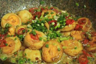 最后撒上葱花，翻拌均匀即可关火