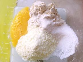盆内加入高筋面粉，砂糖，奶粉跟全蛋液