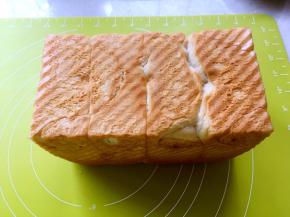 入烤箱170度烤35分钟，出炉摔打几下面包就掉出来了，凉至手温切片装袋密封保存