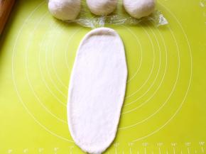 取一份面团，用擀面杖擀成长条