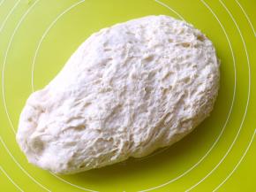 将发酵好的酵头切成小块备用