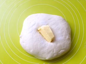 加入盐跟软化的黄油，继续推揉均匀