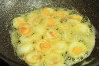 焦黄后翻至另外一面，会起泡泡，正常的哦