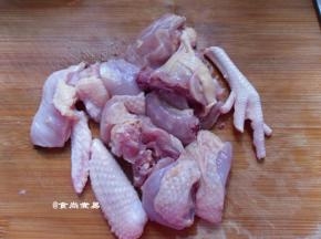 鸡肉洗净沥干水，斩成小块