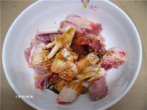 放入大碗中，调入盐、六月鲜酱油、蚝油、鸡粉、食用油、淀粉，搅拌均匀腌制15分钟