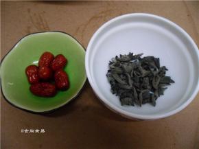 干木耳浸泡软，红枣洗净