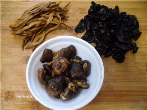 剪去冬菇头，黄花菜、木耳、洗净挤干水